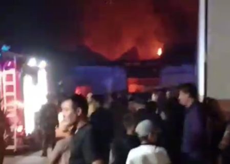В Карши загорелись два соседних дома