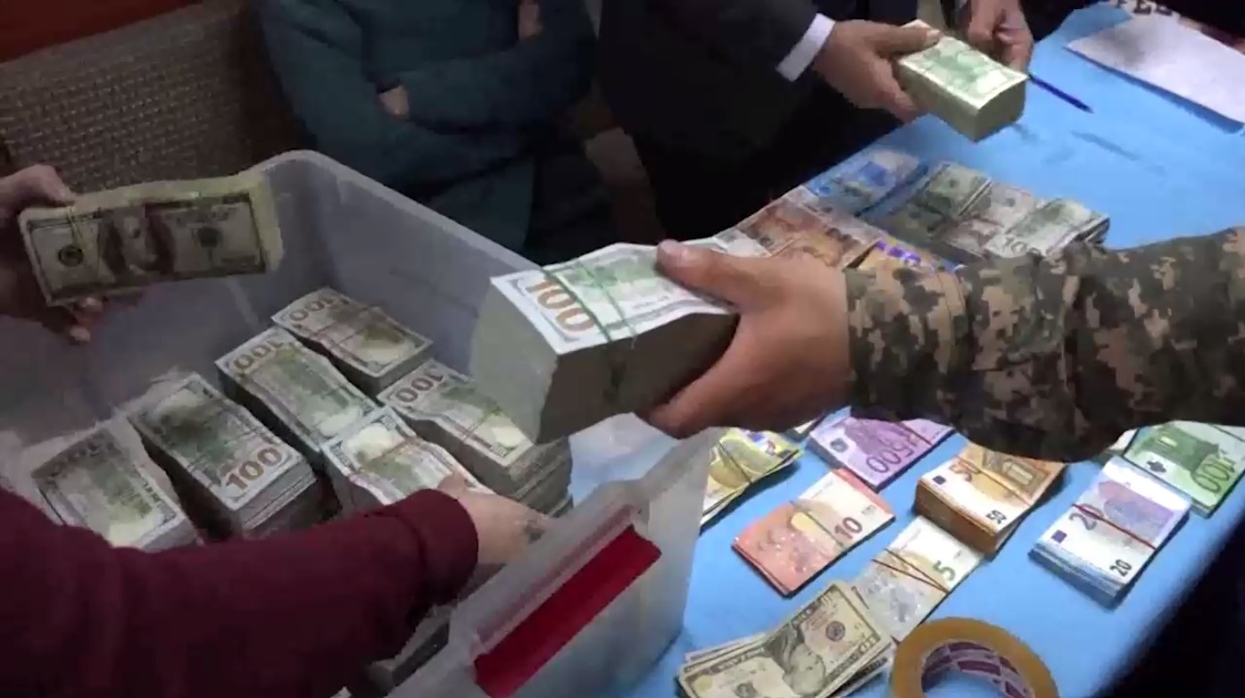 В Намангане местный житель пытался незаконно вывезти в Кыргызстан 200 тысяч долларов
