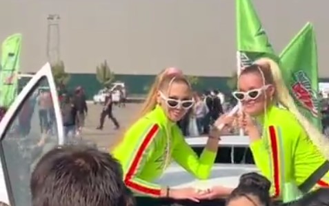 В Ташкенте две девушки вели себя непристойно во время рекламы напитка
