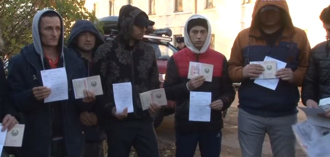 В России на одном из предприятий мигрантам из Узбекистана раздали повестки