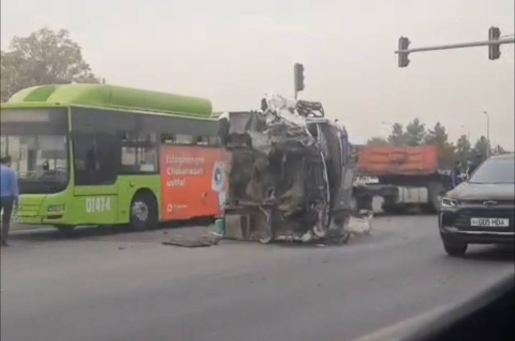 В Ташкенте грузовик врезался в автобус и разлетелся на части