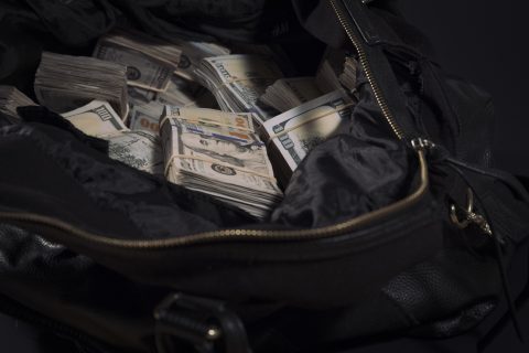 В Кашкадарье у женщины украли сумку с четырьмя тысячами долларов