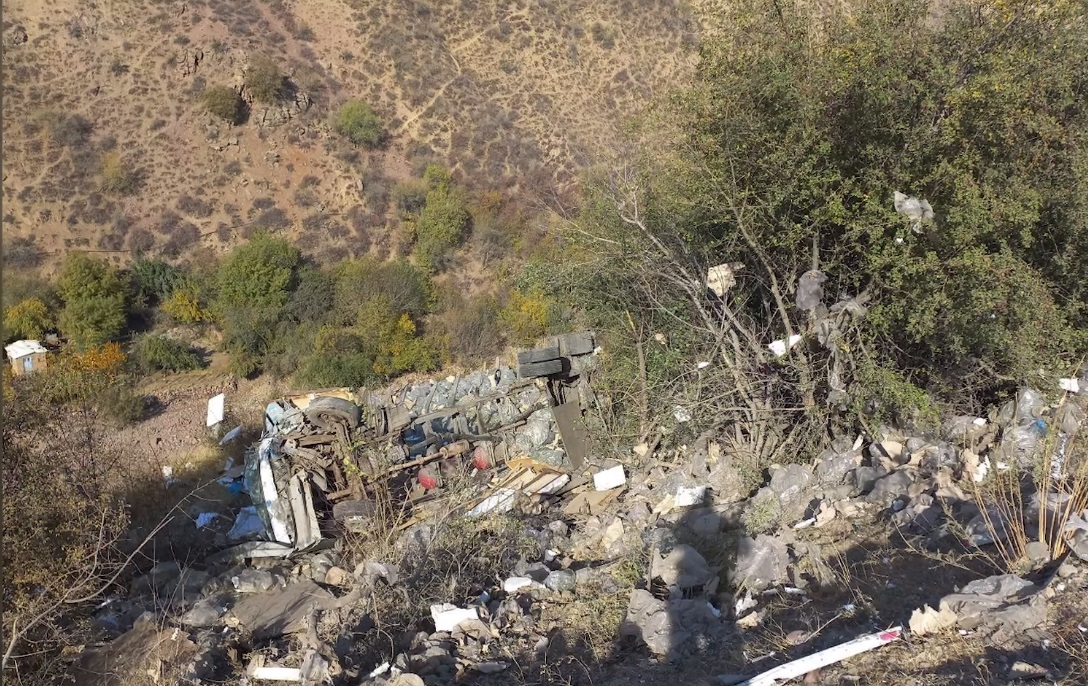 На перевале Камчик грузовик Isuzu врезался в железное ограждение и упал в овраг