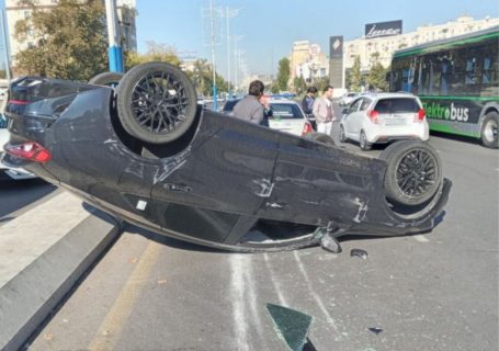 В Ташкенте в результате ДТП перевернулся автомобиль Kia