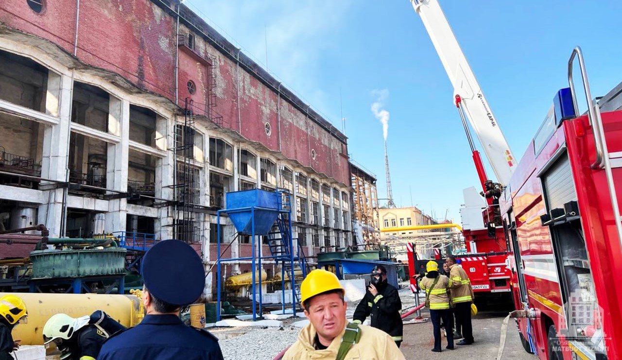 В результате пожара в Чирчике пострадали два рабочих