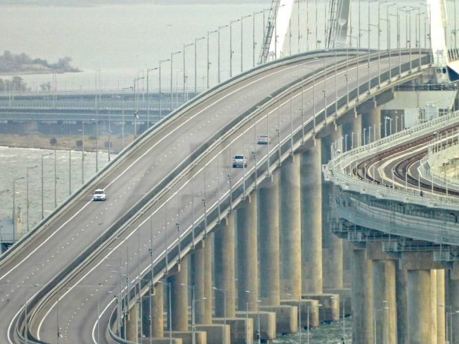 По Крымскому мосту открыли движение для автомобилей и автобусов