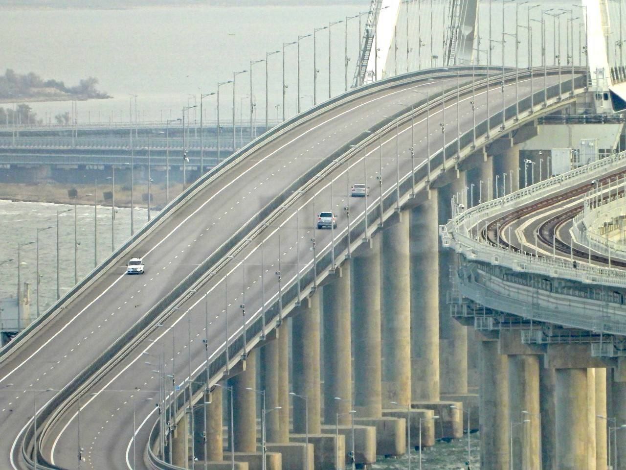 По Крымскому мосту открыли движение для автомобилей и автобусов