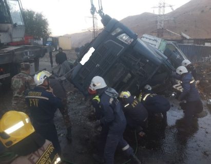 На перевале Камчик столкнулись три грузовика: одна из машин загорелась