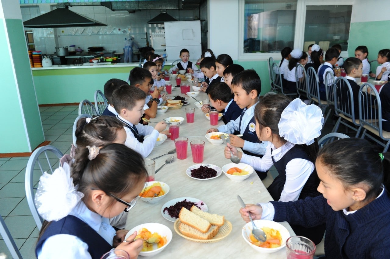 В Узбекистане в 15 общеобразовательных школах нет столовой