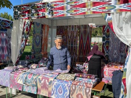 В Маргилане начался фестиваль традиционного текстиля Atlas Bayrami
