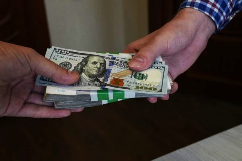 В Ташкенте мужчина обманул знакомого на сотни тысяч долларов