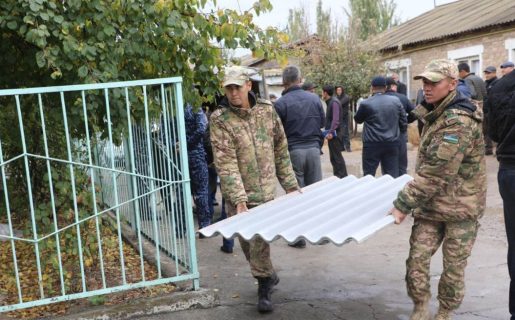 В Сырдарье военные оказывают помощь пострадавшим домам