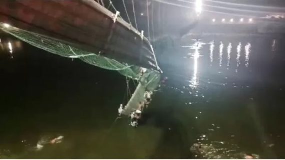 В Индии рухнул пешеходный мост: полтысячи человек упало в воду