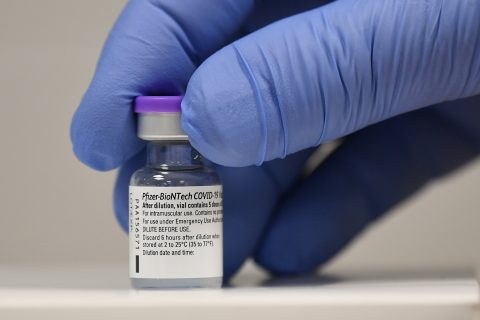 В Узбекистане на фоне роста заболеваемости коронавируса доставили американскую вакцину
