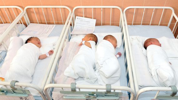 В октябре в Узбекистане родились 1942 близнеца