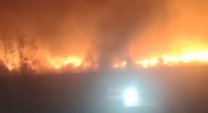 В Андижане устанавливают причину крупного пожара в жилом доме