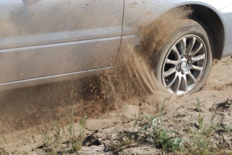 В Зарафшане мужчина пытался скрыться на угнанном автомобиле и застрял в песке