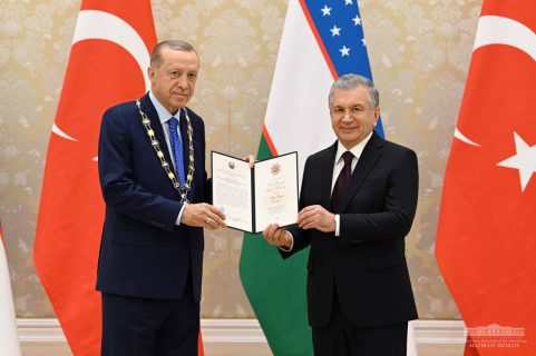 Мирзиёев наградил Эрдогана орденом