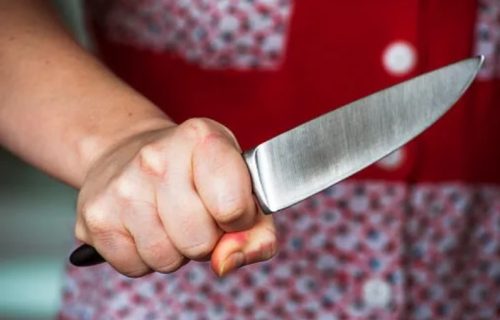 В Фергане женщина ударила ножом троих девушек