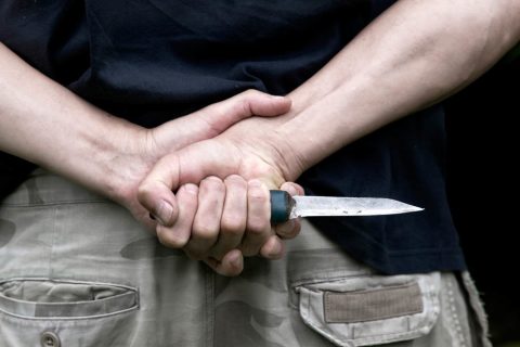 В Ташкенте двое мужчин под видом правоохранителей напали с ножом на жителя