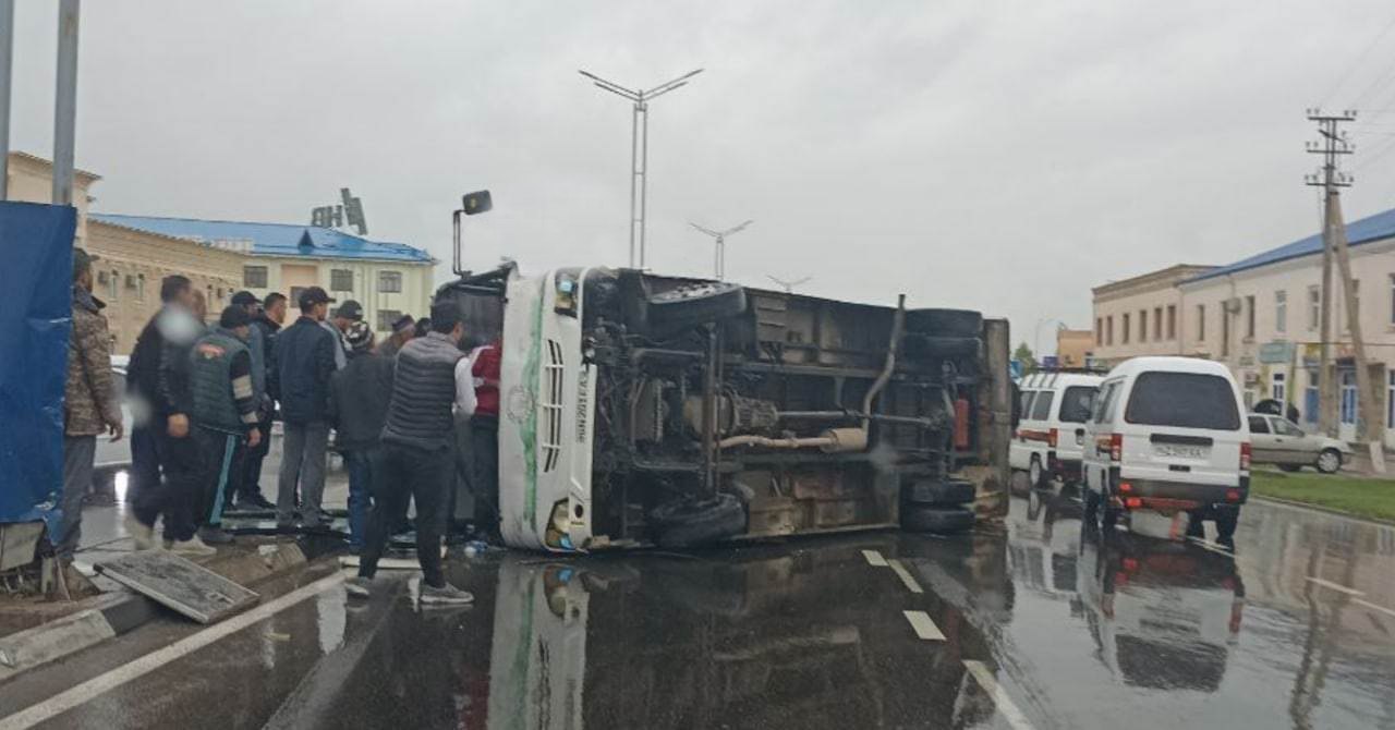 В Кашкадарье перевернулся пассажирский автобус