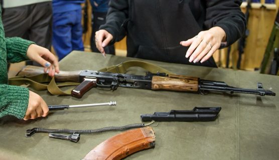 По школам Узбекистана предложили распределить учебное оружие
