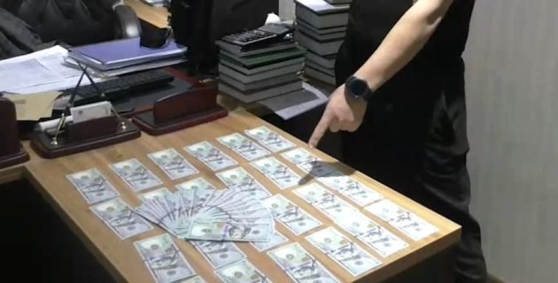 В Ташкенте адвоката задержали при получении взятки