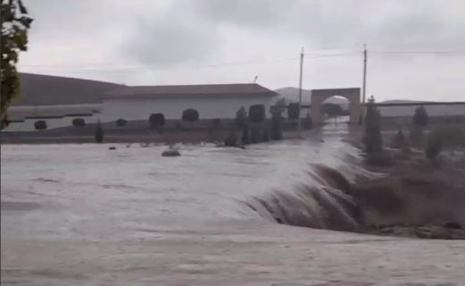 В Навои селевой паводок повредил мост