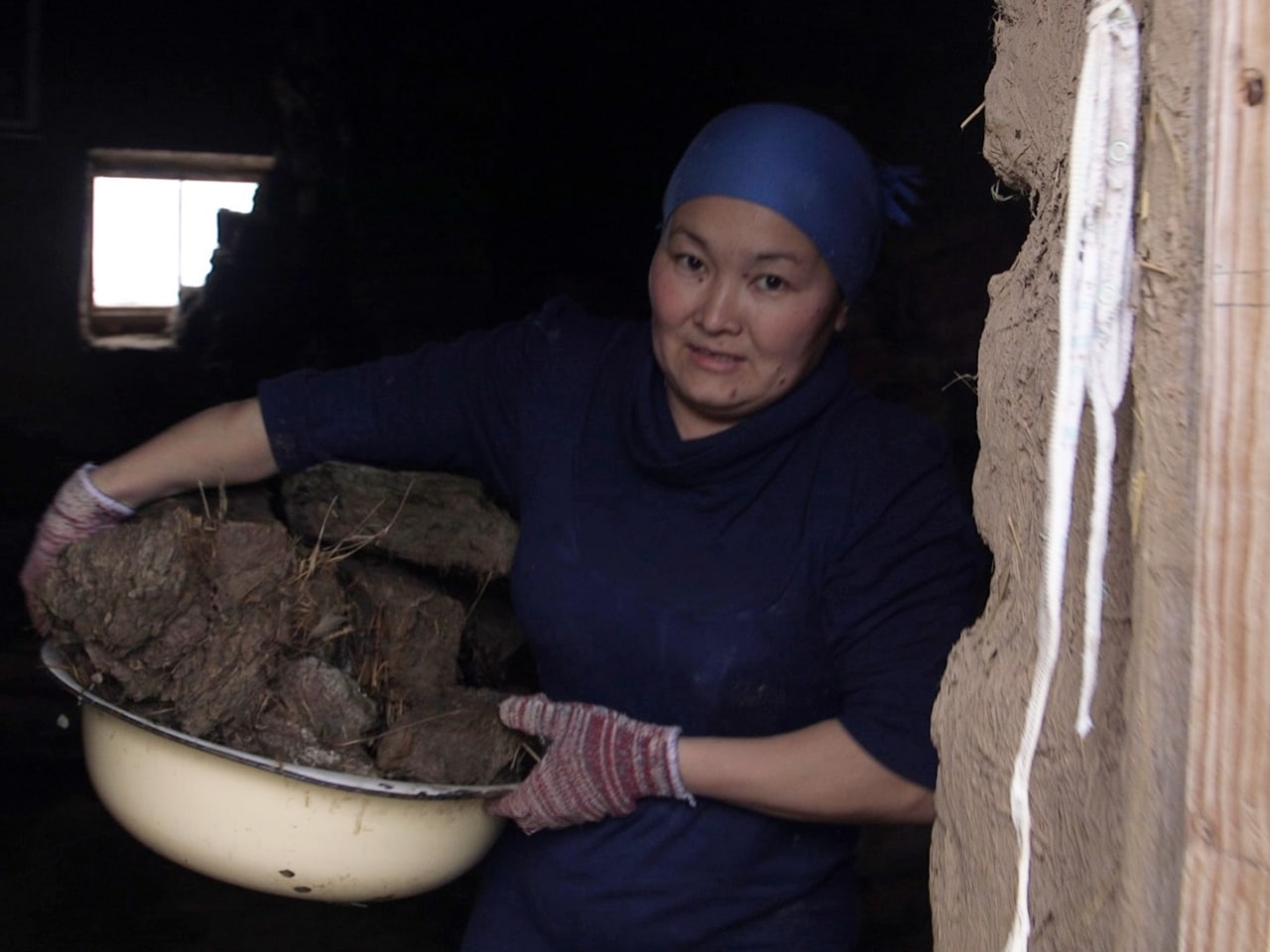 До каких пор от узбекских женщин будет пахнуть кизяком?, — журналист о проблемах с теплом в регионах