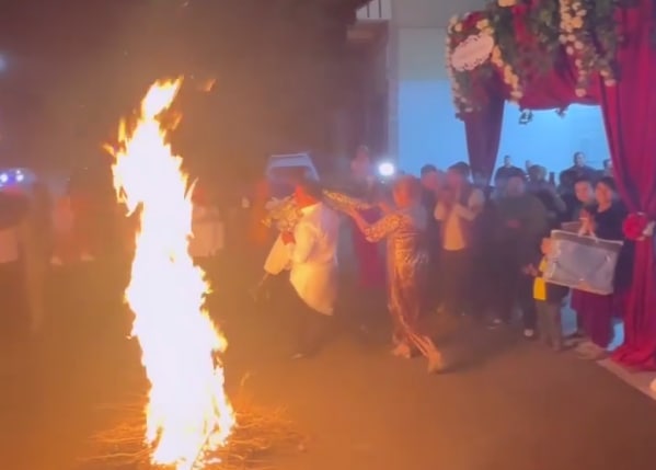 Раздевание и поклонение огню: В Узбекистане прошли две необычные свадьбы