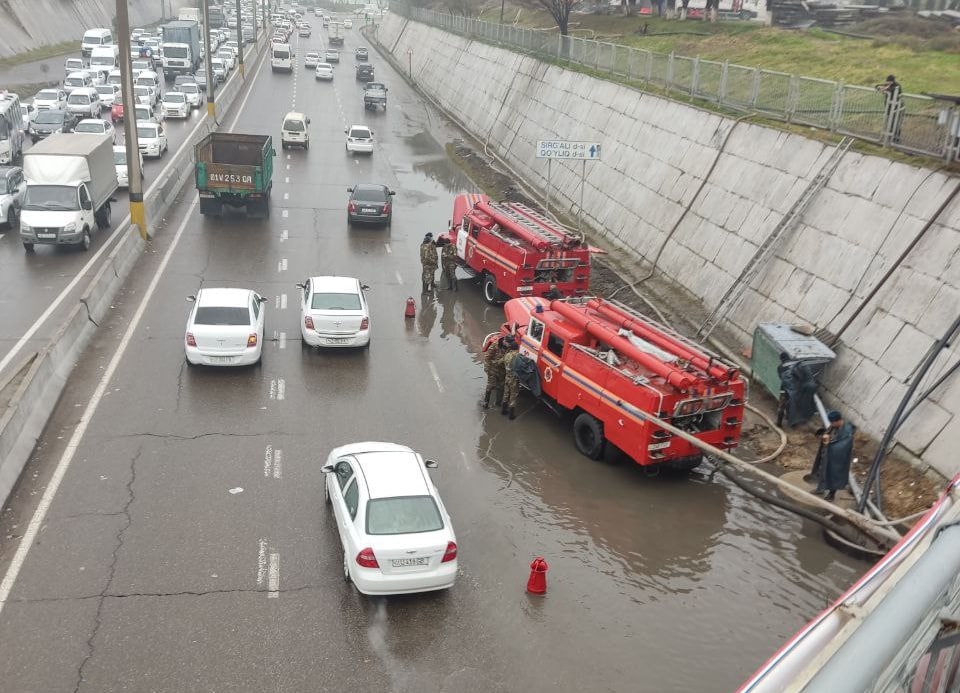 В Ташкенте из-за мусора и дождя затопило улицы в четырех районах