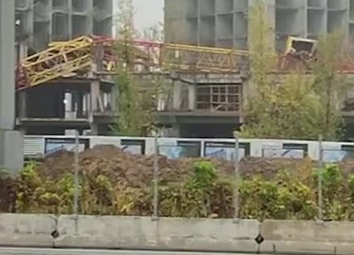 В Ташкенте у новостройки рухнул грузоподъемный кран