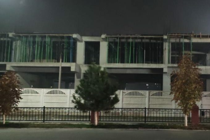 В Андижане остановили строительство здания на месте стадиона школы