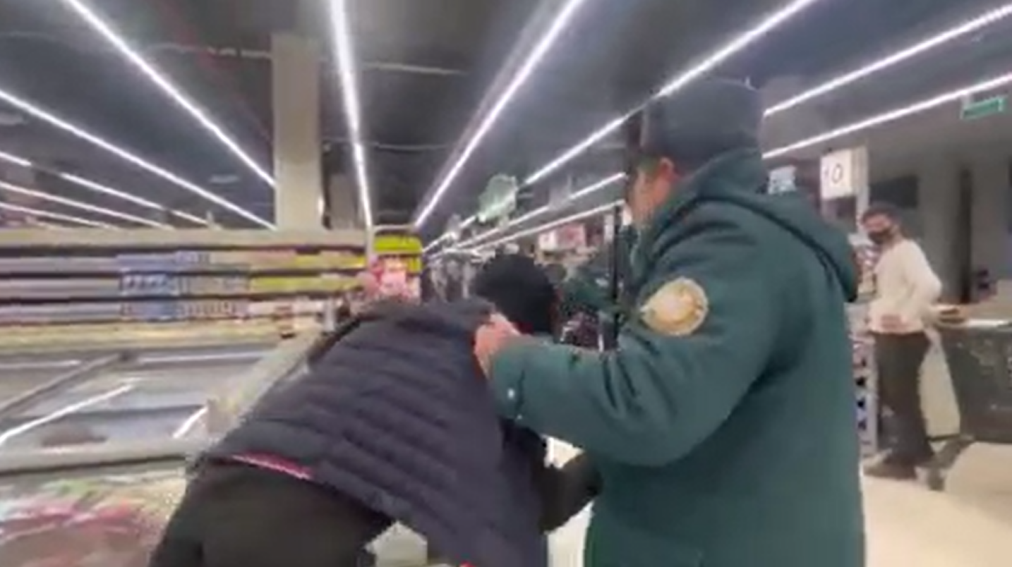 В Ташкенте правоохранители «скрутили» несовершеннолетнего парня в магазине