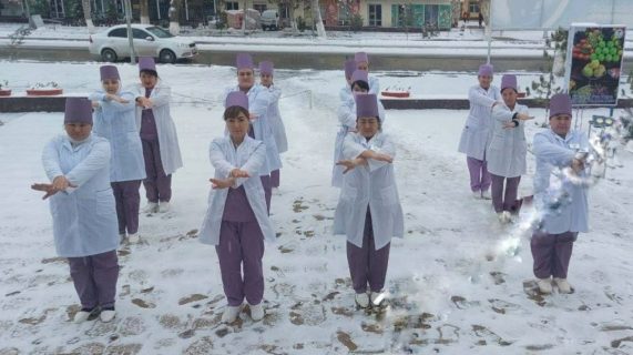 В Самарканде работники поликлиники размялись на морозе
