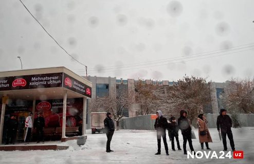 В Ташкенте на фоне снегопада встали автобусы