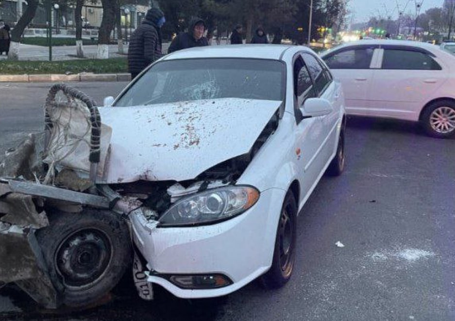 В Ташкенте Lacetti протаранил два автомобиля и сбил шестерых пешеходов