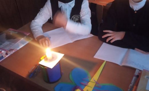 В одной из школ Ташкента ученики вынуждены учиться при свечах