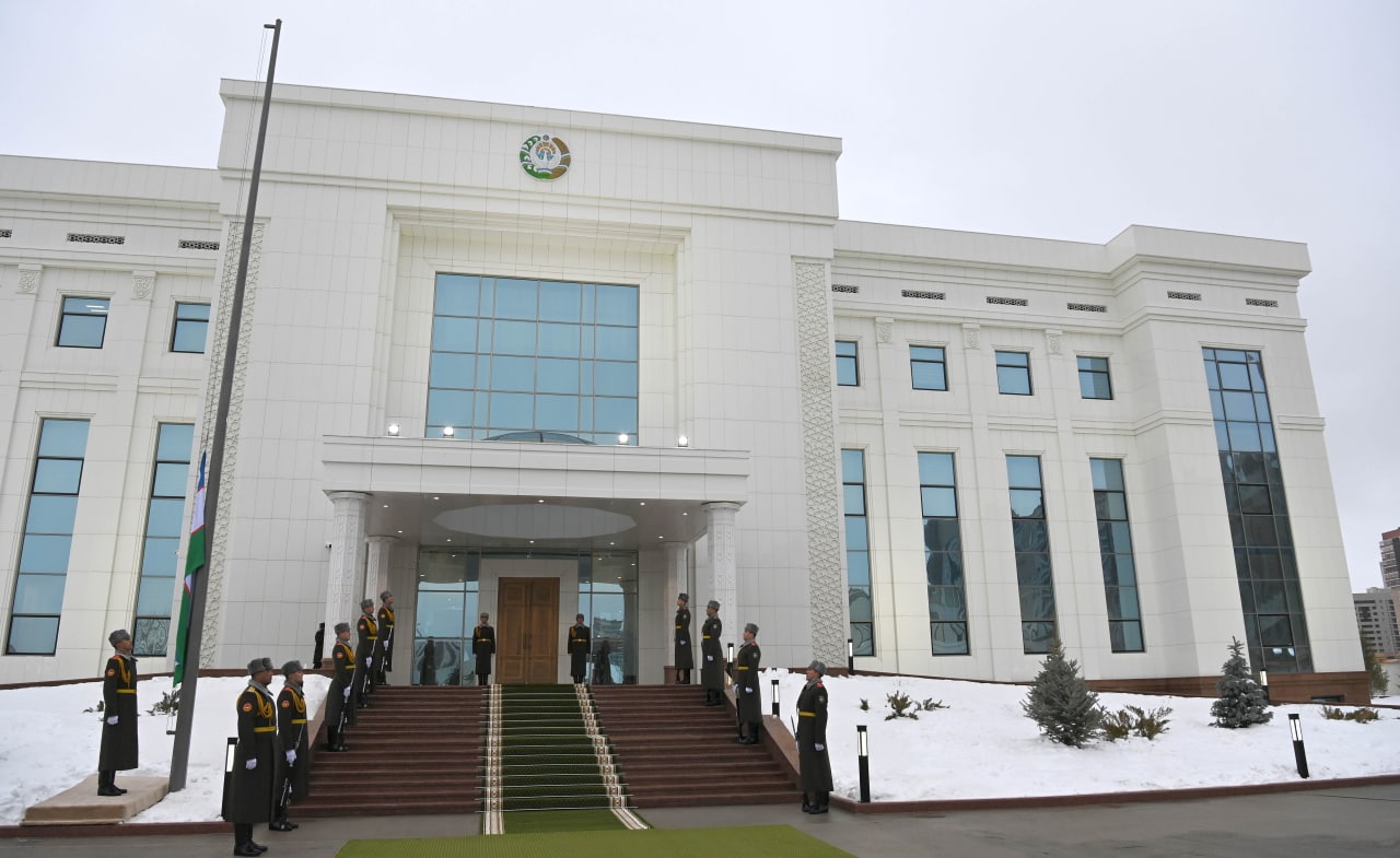 В Казахстане пьяный мужчина устроил погром в посольстве Узбекистана