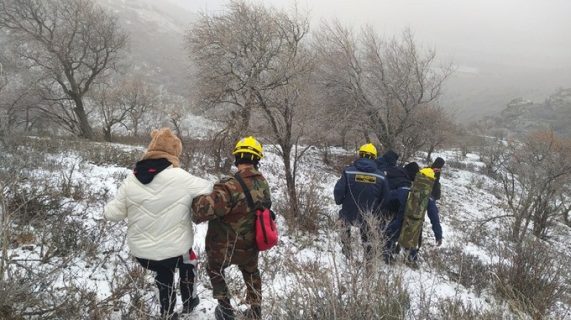 Спасатели помогли трем туристам спуститься с гор в Ташкентской области