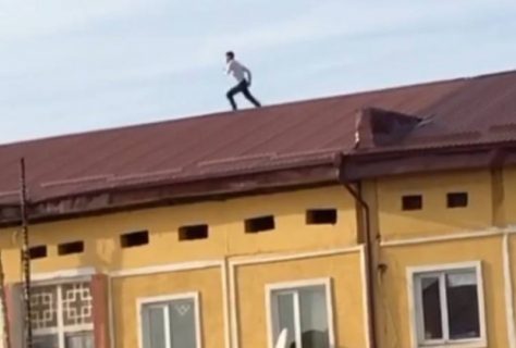 В Нукусе пьяный мужчина решил побегать по крышам, отмечая Новый год