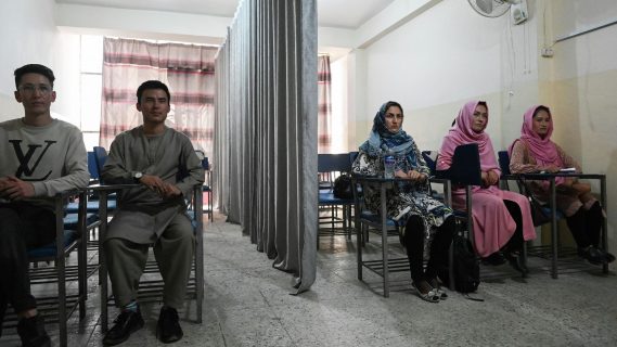 Узбекистан отреагировал на запрет Афганистана на учебу женщин в вузах