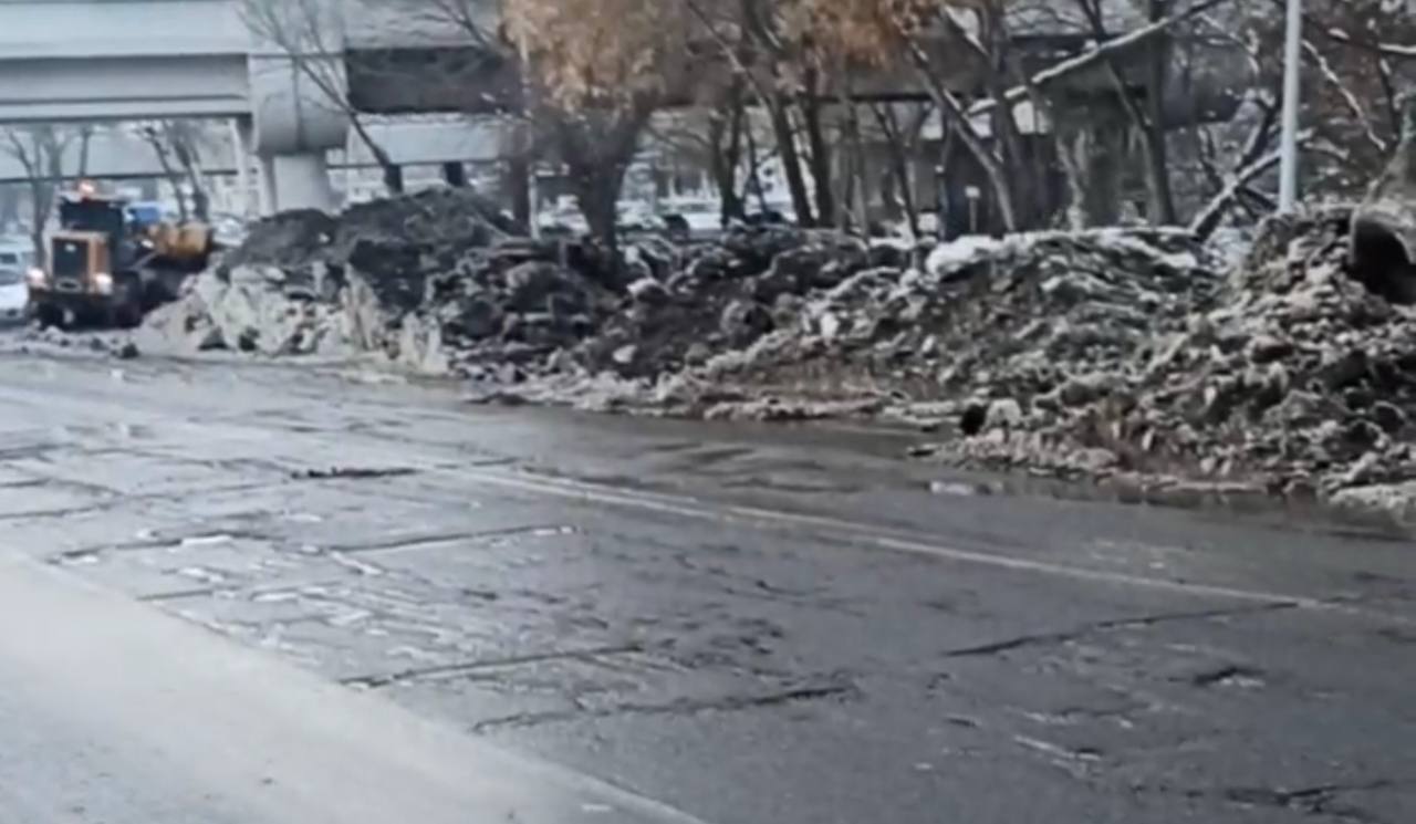 В Узбекистане скидывали грязный снег в канал