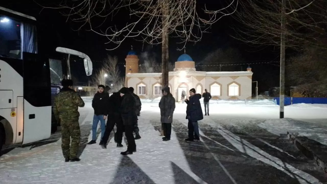 В Казахстане спасли застрявших на трассе узбекистанцев