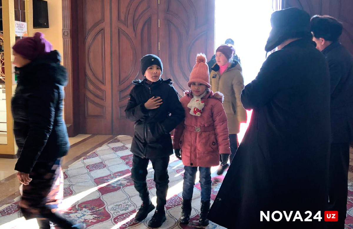В Ташкенте раздали бесплатный горячий плов в холодную погоду — фоторепортаж