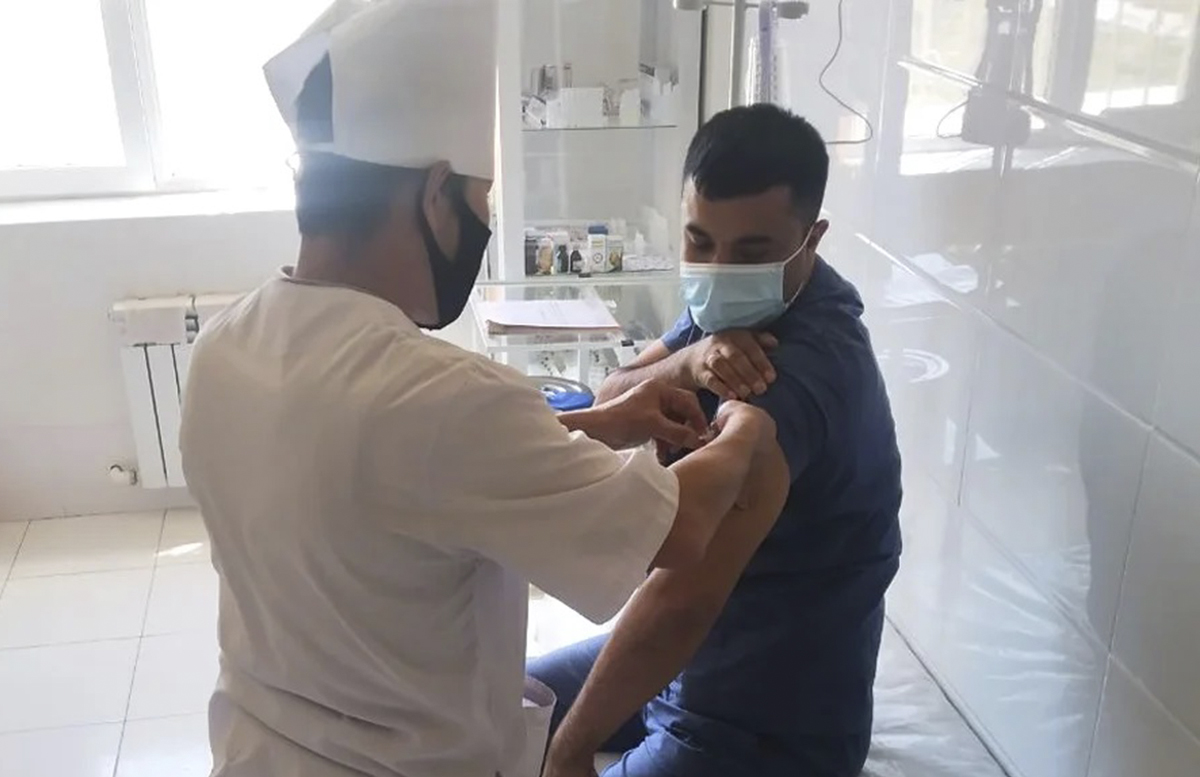 Ежедневно тысячи узбекистанцев прививаются от коронавируса — статистка