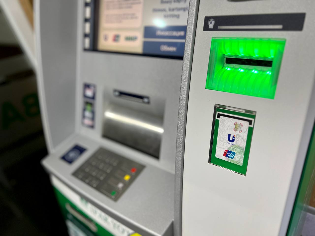В Узбекистане банкоматы будут одновременно принимать карты Uzcard и HUMO