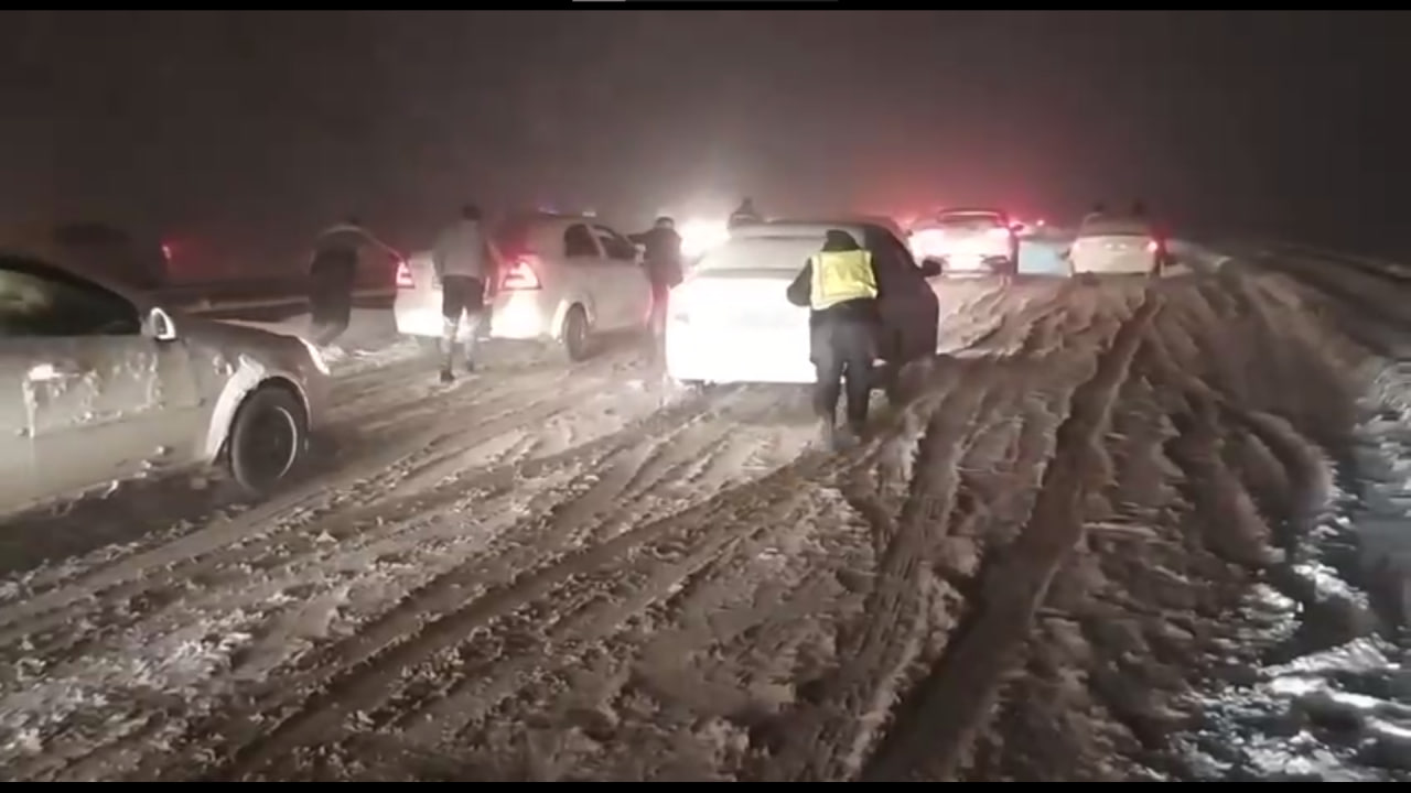 Десятки машин застряли в многокилометровой пробке на закрытом перевале Камчик из-за снега