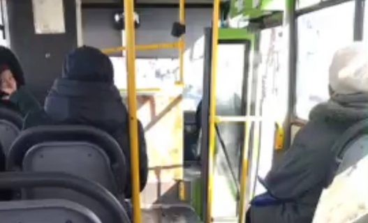 В Ташкенте пассажиры автобуса проехались с открытыми дверьми в аномальный мороз