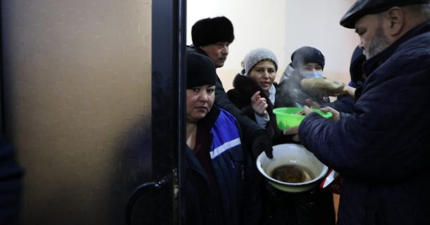 Нуждающимся узбекистанцам раздадут продукты и теплые вещи